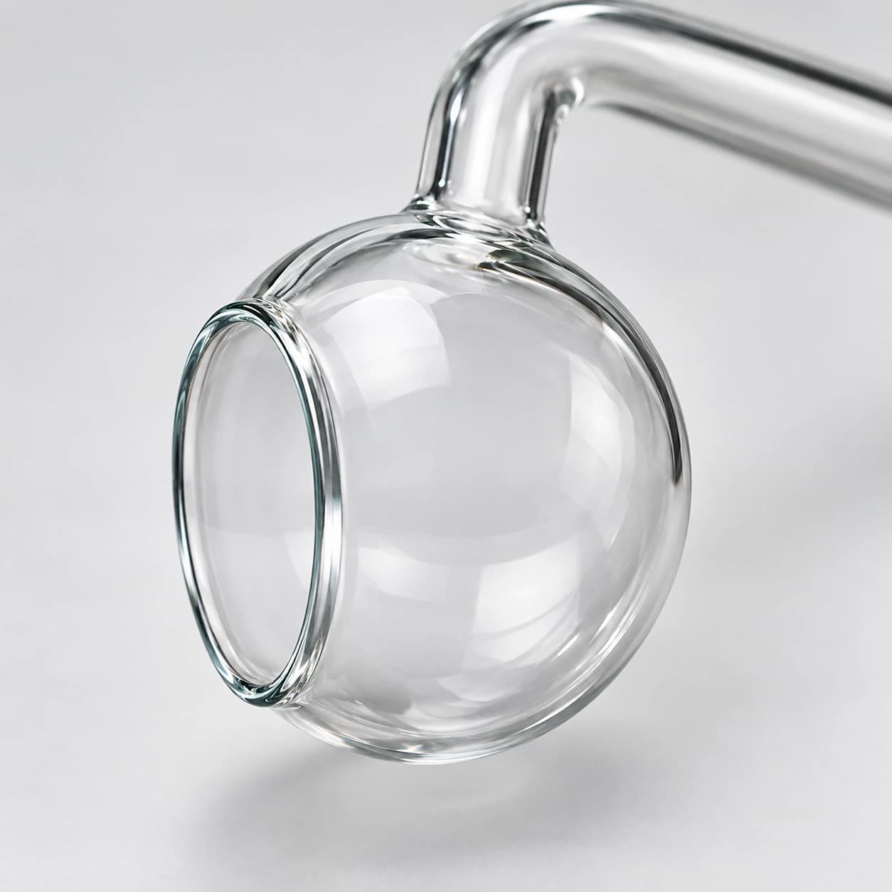Le détail de la sortie en verre, sa large ouverture ronde et l’épaisseur de la paroi