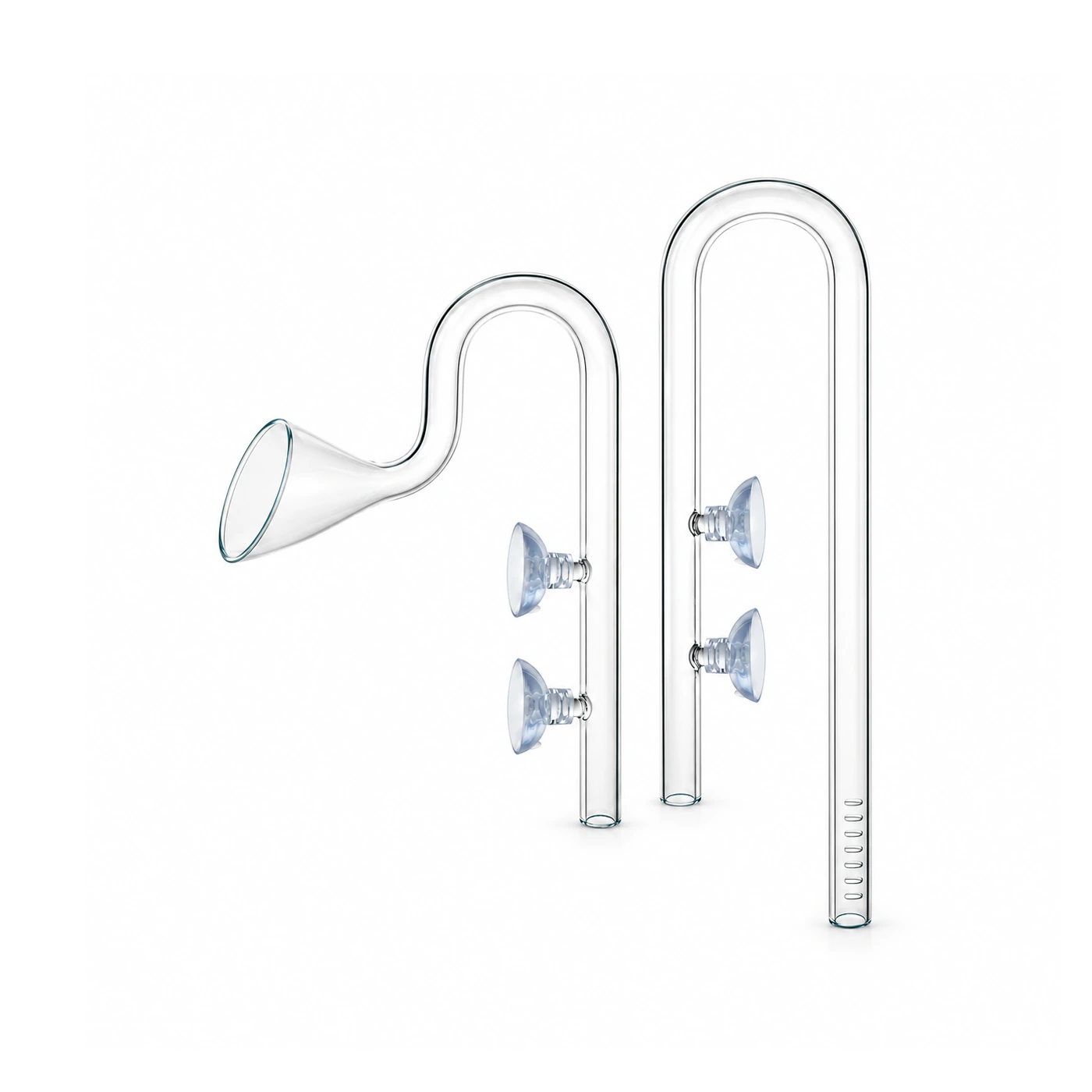 Le tube de rejet coudé à cloche et le tube d’aspiration cannelé, posés côte à côte sur fond blanc