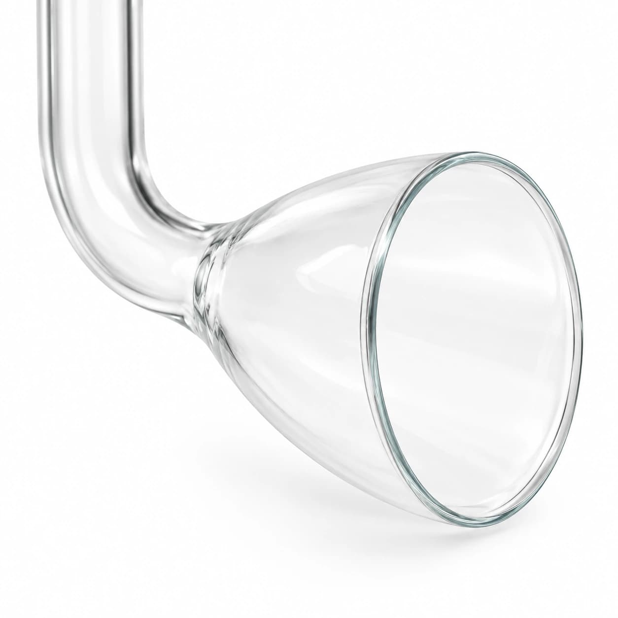 L’embouchure évasée de la cloche de rejet et sa lèvre polie, en gros plan sur fond blanc