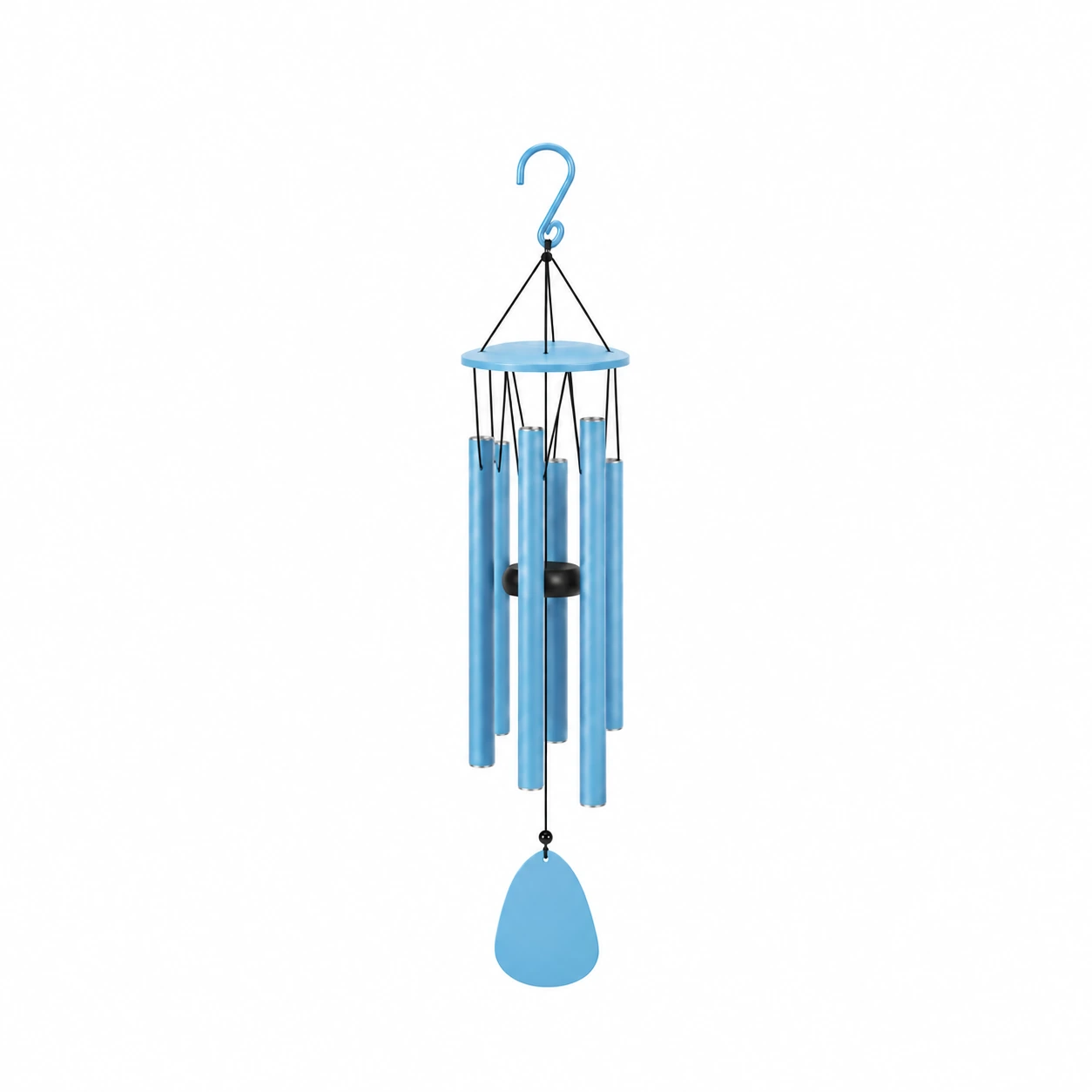 Le carillon bleu clair à six tubes, suspendu du crochet au voile en goutte, sur fond blanc