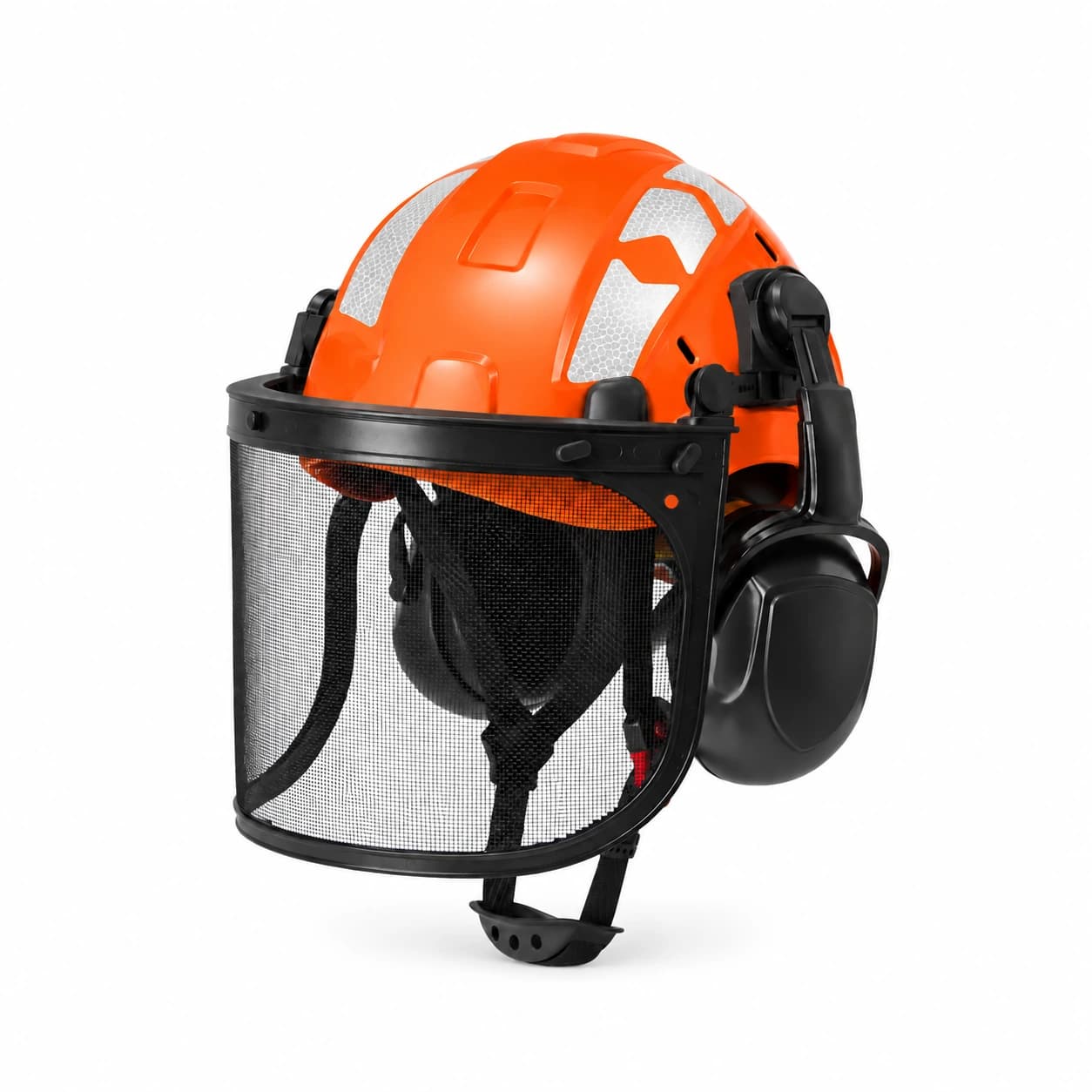 Le casque forestier à coque orange présenté de trois quarts, coquilles antibruit en place et visière grillagée baissée