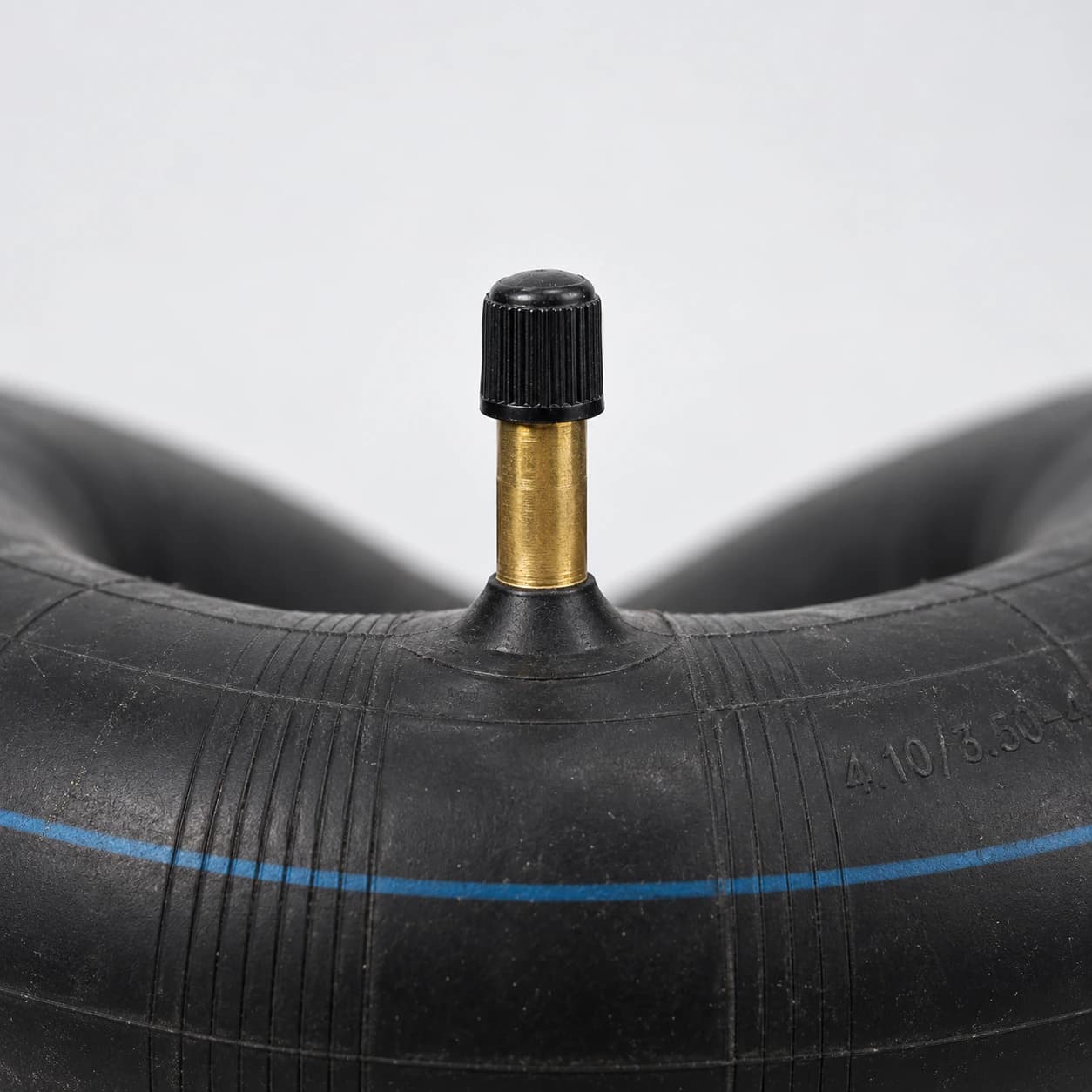 La valve droite en laiton sur sa base noire, le bouchon noir en place
