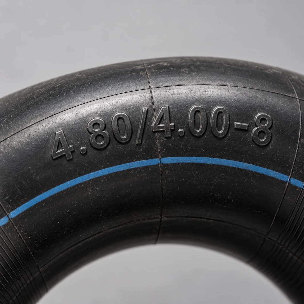Marquage de taille 4.80/4.00-8 moule en relief noir sur la couronne, pres du lisere bleu