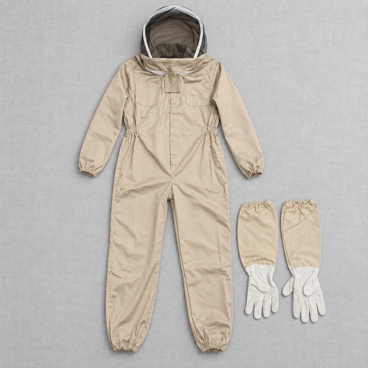 Contenu du colis à plat, combinaison à voile et paire de gants