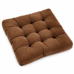 Coussin d'assise carré capitonné en velours côtelé marron, vue trois quarts sur fond blanc