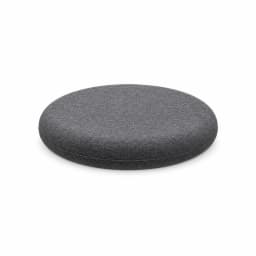 Coussin de siège rond gris foncé vu de trois quarts sur fond clair, galette plate au chant marqué par un passepoil