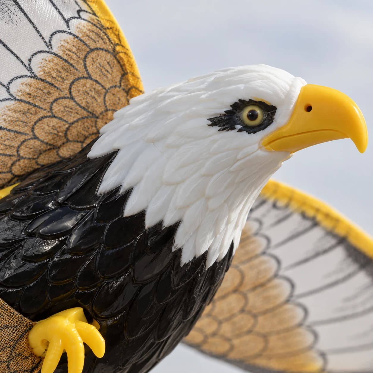 Effaroucheur d'oiseaux suspendu en forme d'aigle, détail