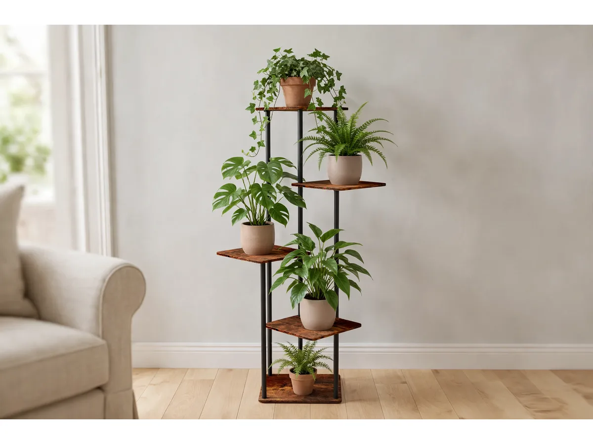 Étagère garnie de plantes vertes dans un coin de salon clair, à côté d'un canapé en tissu écru