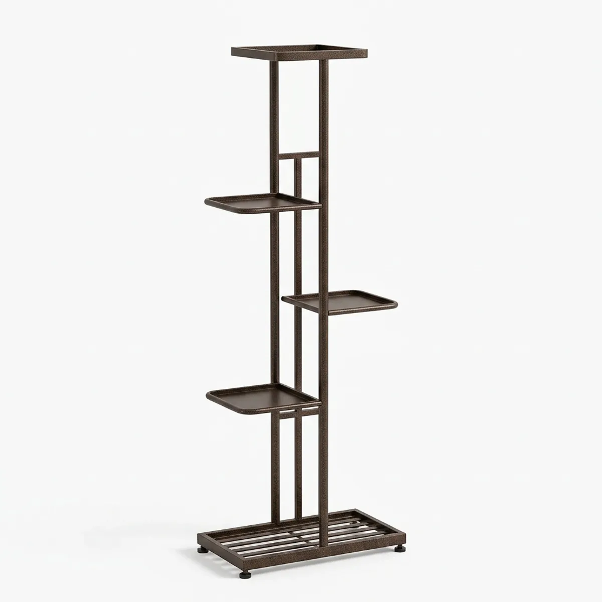 Colonne métallique bronze vide sur fond blanc, cinq plateaux carrés décalés à gauche puis à droite sur deux montants, silhouette étroite