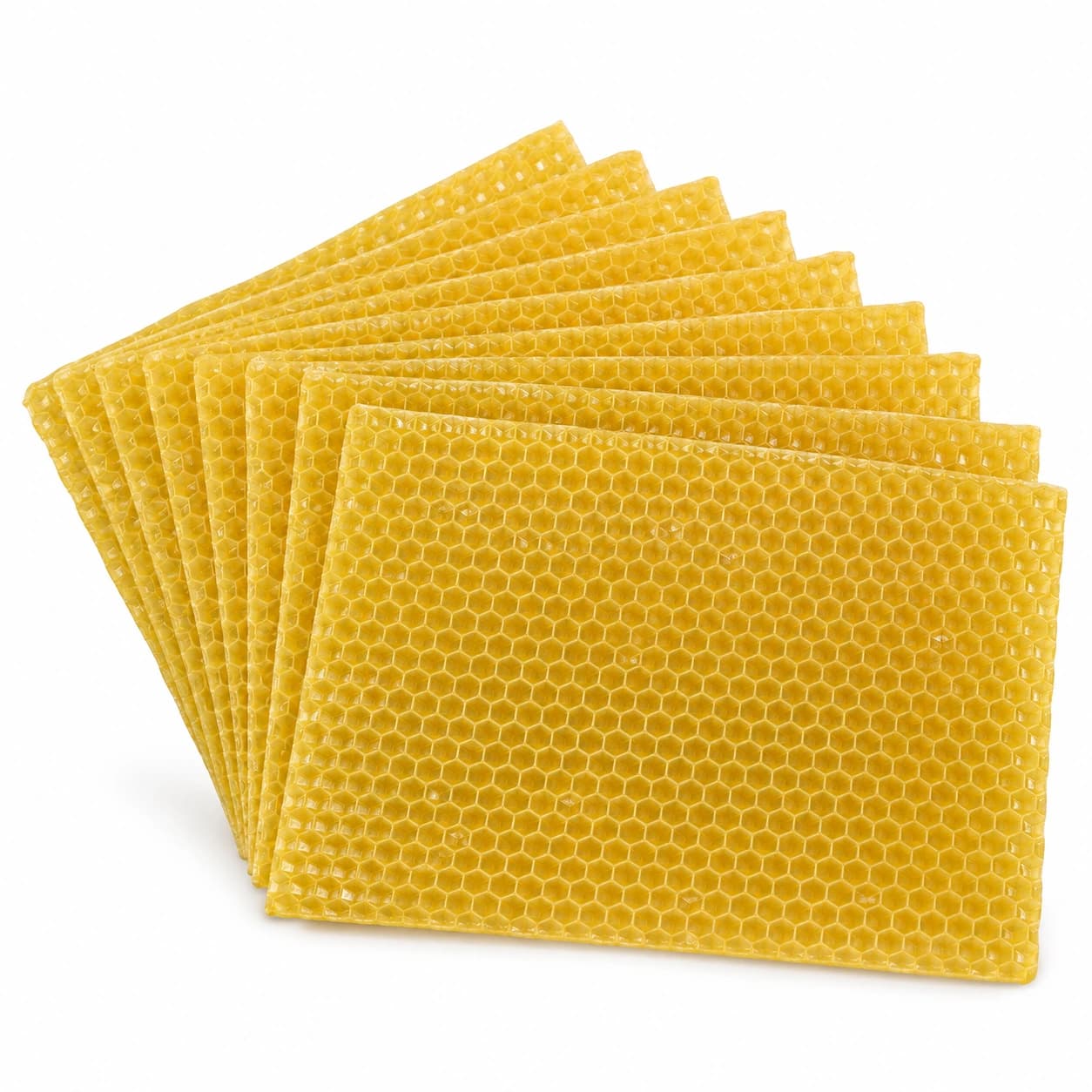 Dix feuilles de cire gaufrée jaune doré en éventail, empreinte nid d'abeille nette, fond blanc