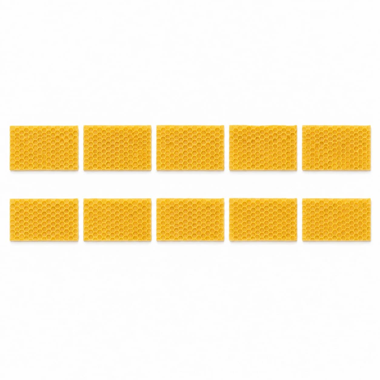 Les dix feuilles de cire gaufrée du lot posées à plat en deux rangées de cinq, fond blanc