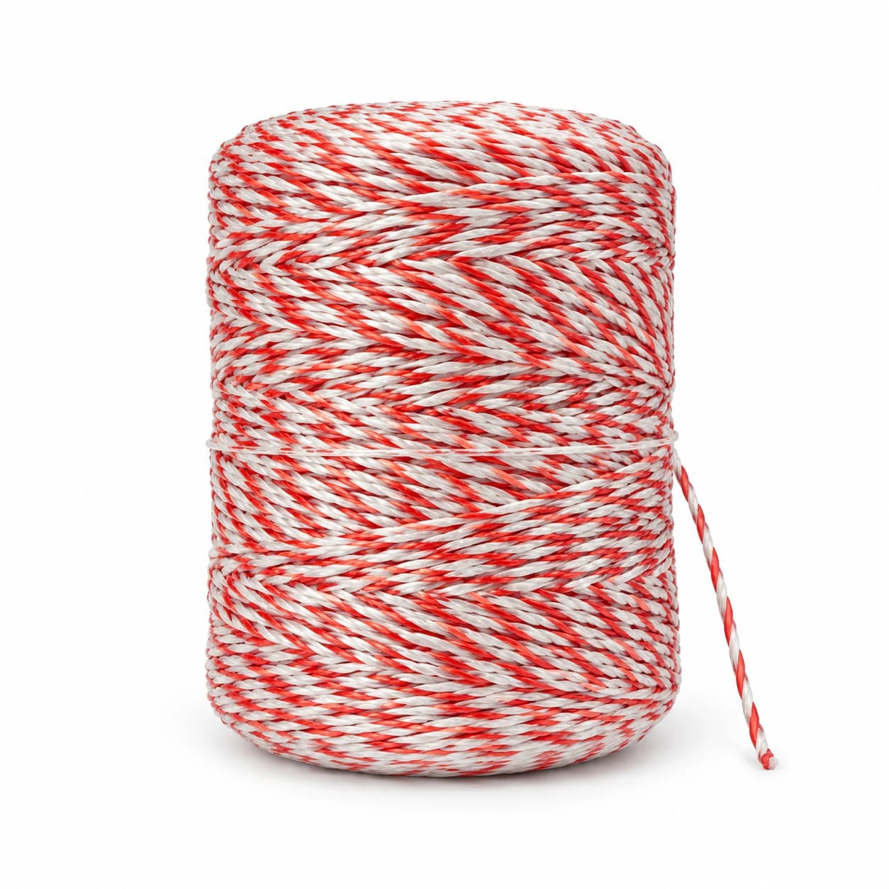 La bobine compacte de fil conducteur, corde rouge et blanche enroulée serré, sur fond blanc