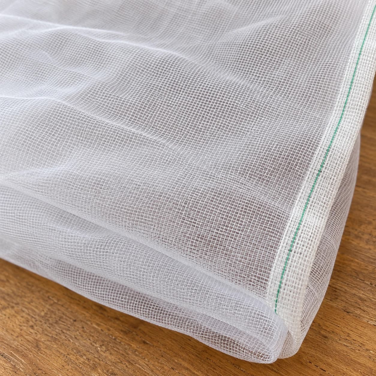 Détail de la maille et de la lisière renforcée