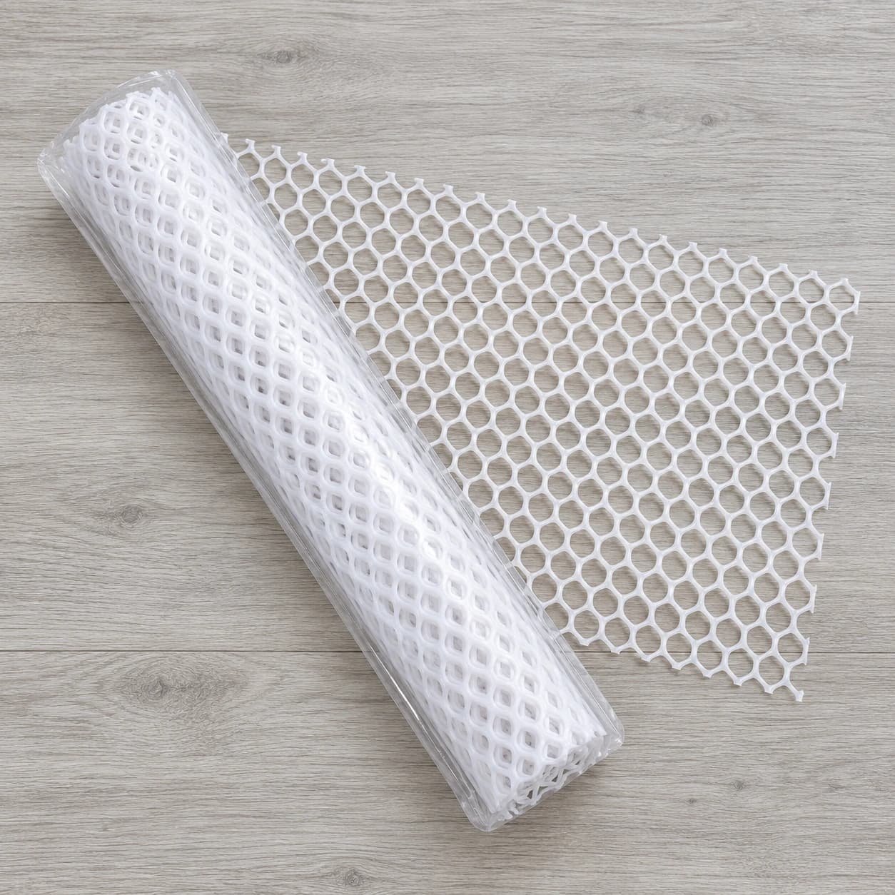 Rouleau de filet blanc sous sachet transparent posé à plat avec une bande déroulée