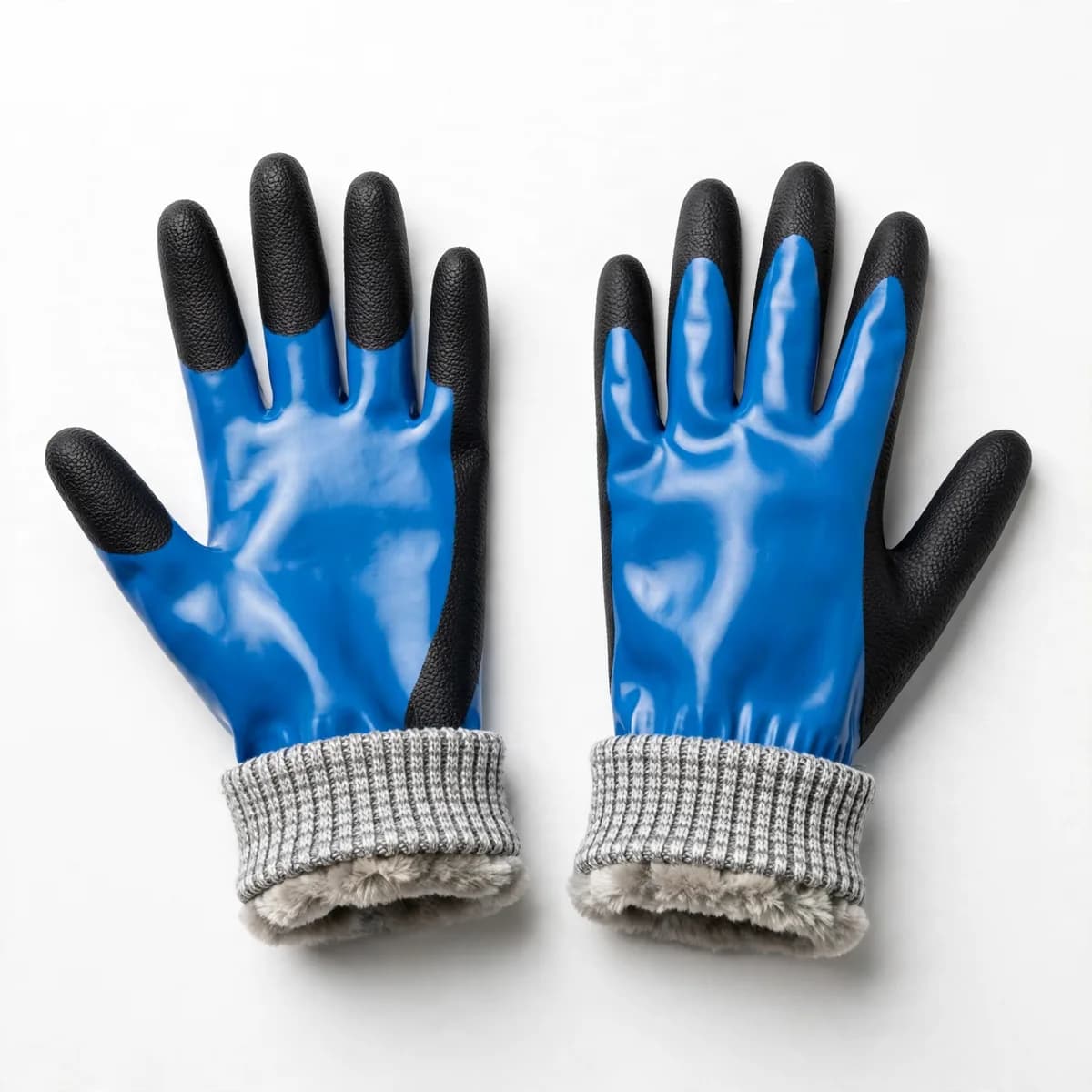 Paire de gants bleu vif brillante posée à plat sur fond blanc, grain noir mat sur les doigts