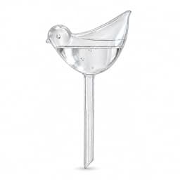 Globe d'arrosage en forme d'oiseau en plastique transparent sur fond blanc de studio