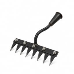 Griffe sarcloir à huit dents plates en acier noir mat, vue de trois quarts sur fond blanc
