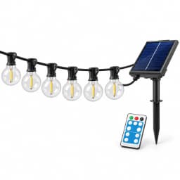 Guirlande guinguette solaire sur fond blanc : cinq globes clairs pendus sous le câble noir, panneau solaire et télécommande