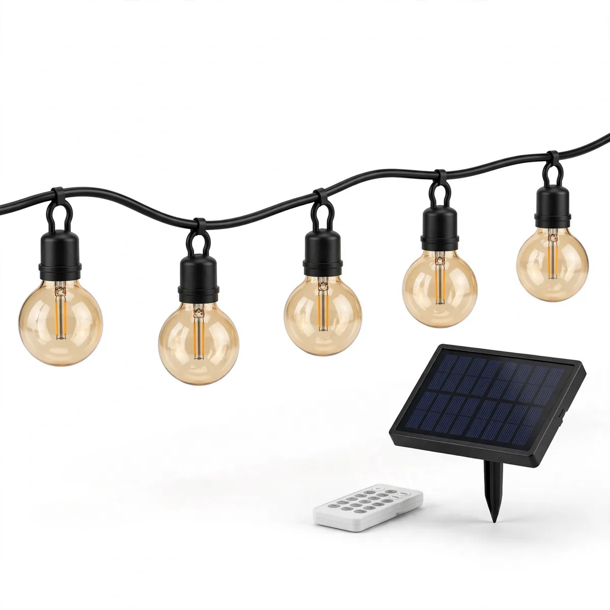 Sur fond blanc, cinq globes ambrés suspendus sous un câble porteur noir épais, panneau solaire sur piquet et petite télécommande blanche