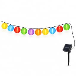 Guirlande solaire de dix lanternes de tissu colorées, reliée à son panneau solaire sur piquet