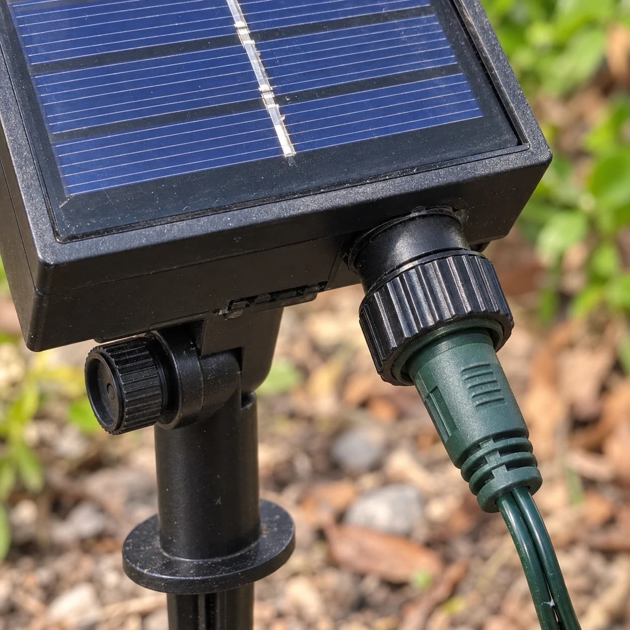 Détail du raccord vissé au panneau solaire