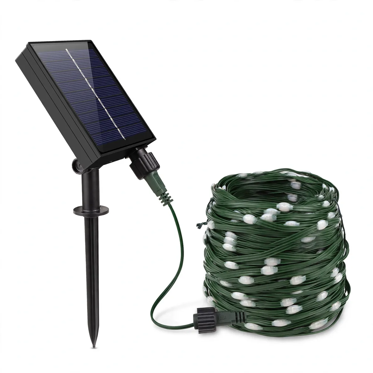 Sur fond blanc, grand panneau solaire noir inclinable sur piquet à collerette, connecteur vissé, et gros écheveau de câble vert piqué de diodes plates