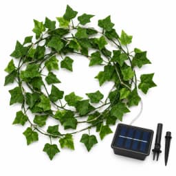 Guirlande solaire en lierre artificiel sur fond blanc, bobine de 7 m et panneau solaire