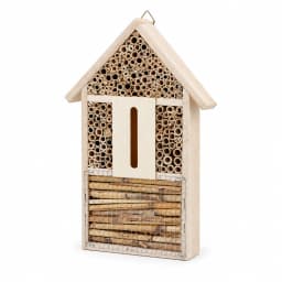 Maisonnette à insectes en bois clair sur fond blanc, toit pointu et fente verticale au centre
