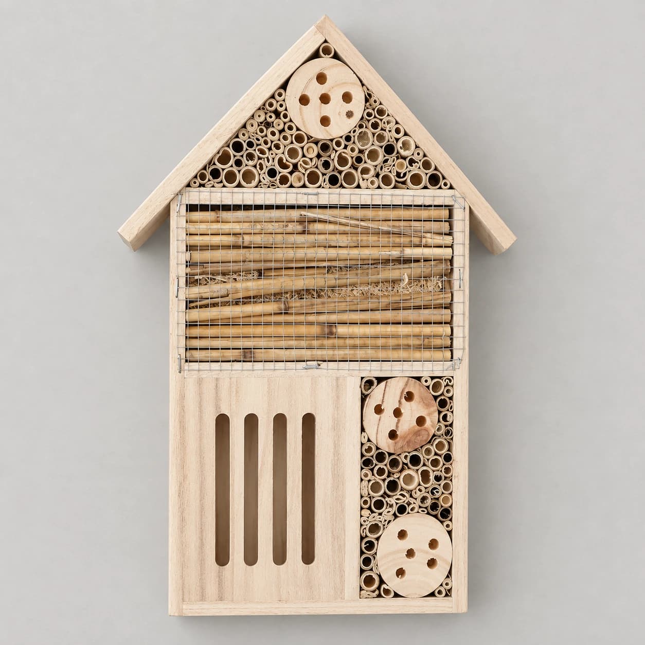 Contenu du colis : un hôtel à insectes posé à plat, sans crochet ni vis de fixation