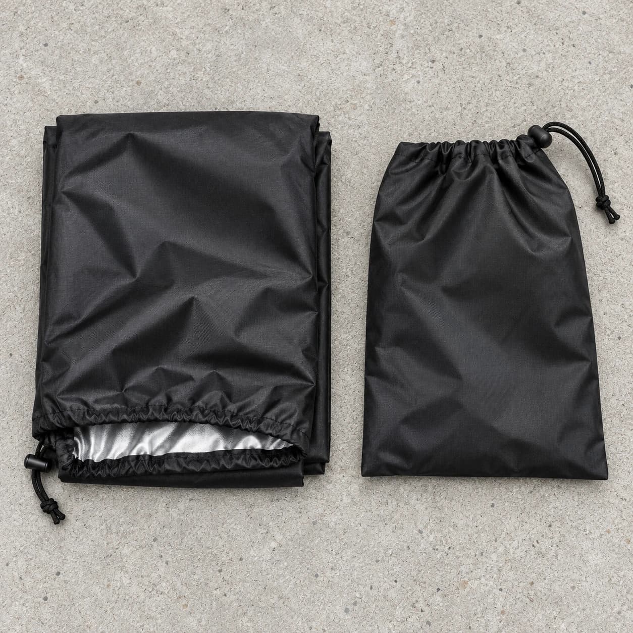 Contenu du colis : housse pliée avec doublure argentée et pochette de rangement
