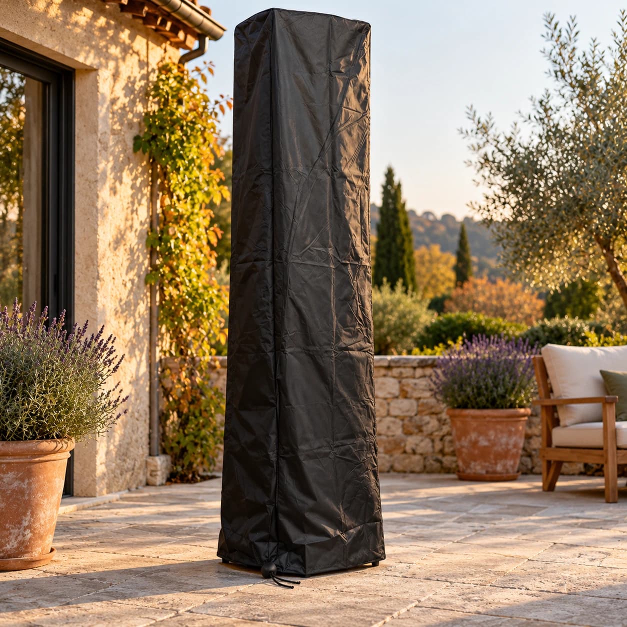 Housse noire enfilée sur un chauffe-terrasse pyramidal éteint, sur une terrasse