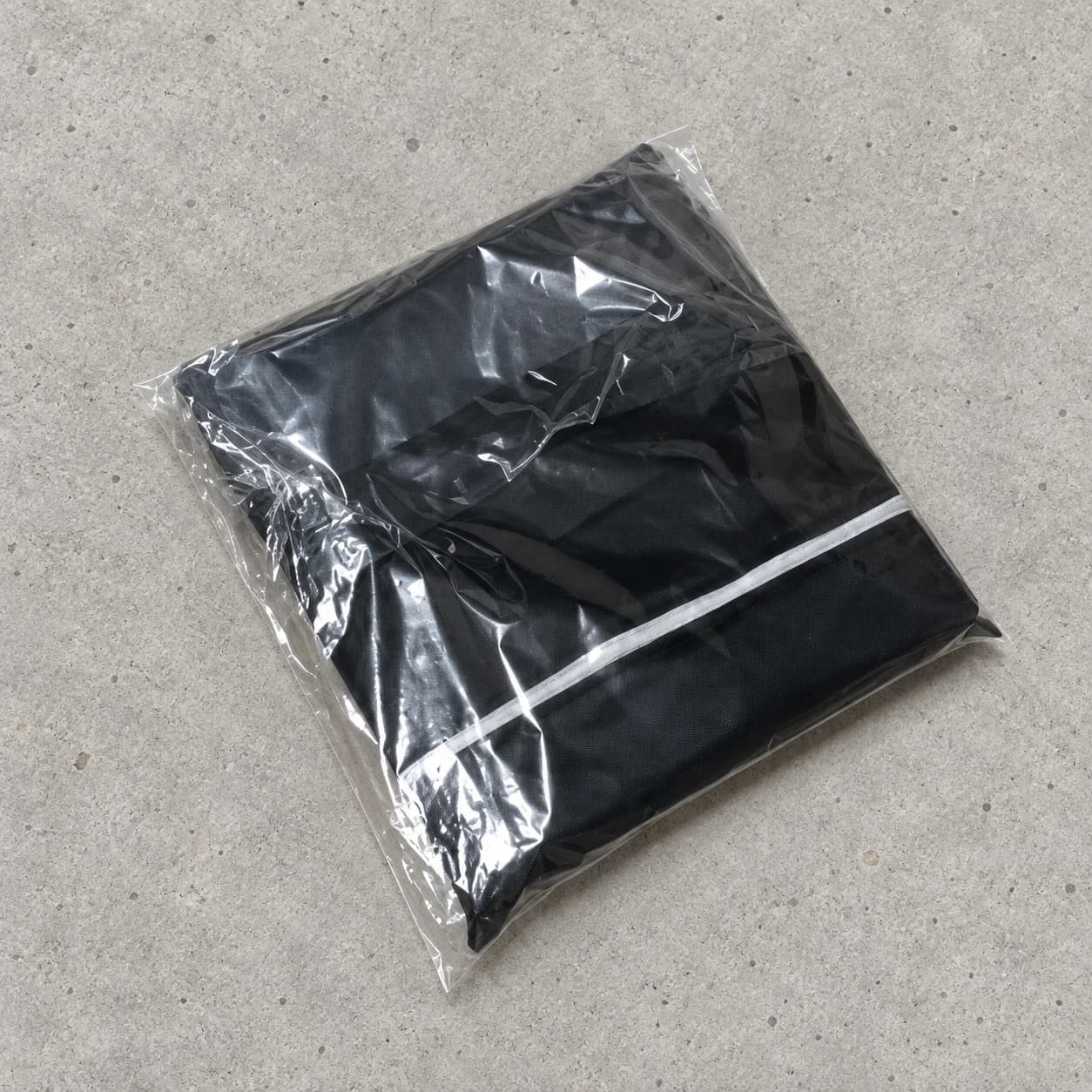 La housse pliée sous film plastique transparent, contenu du colis