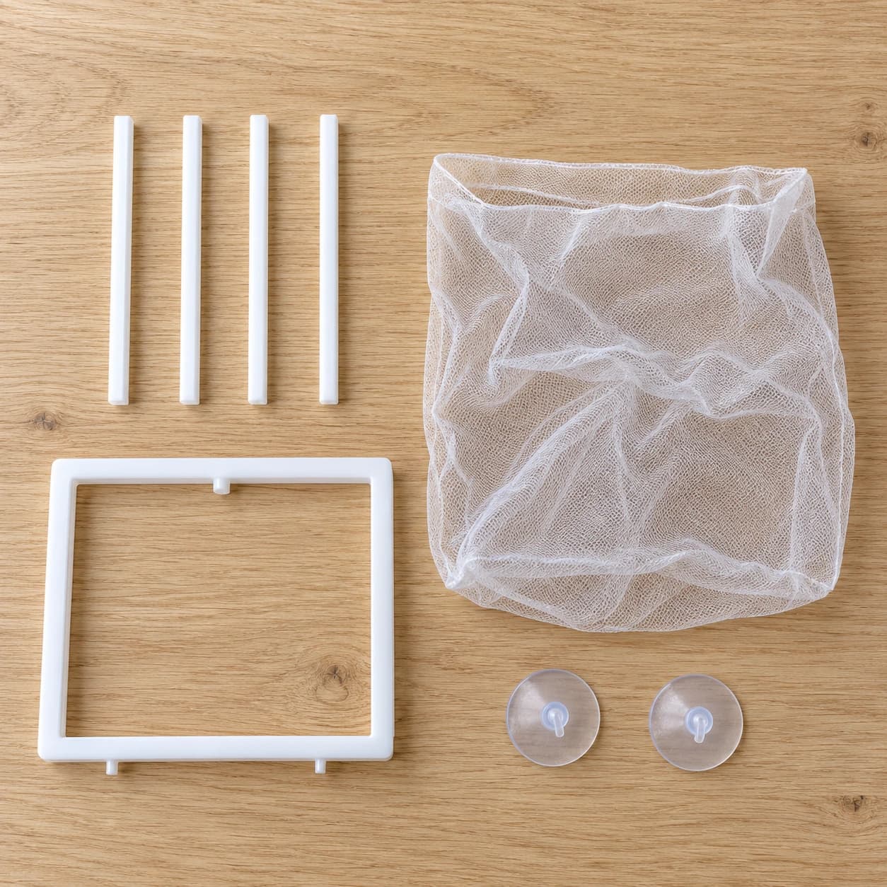 Le panier ouvert vu de trois quarts haut, le bord de la maille replié sur le cadre blanc