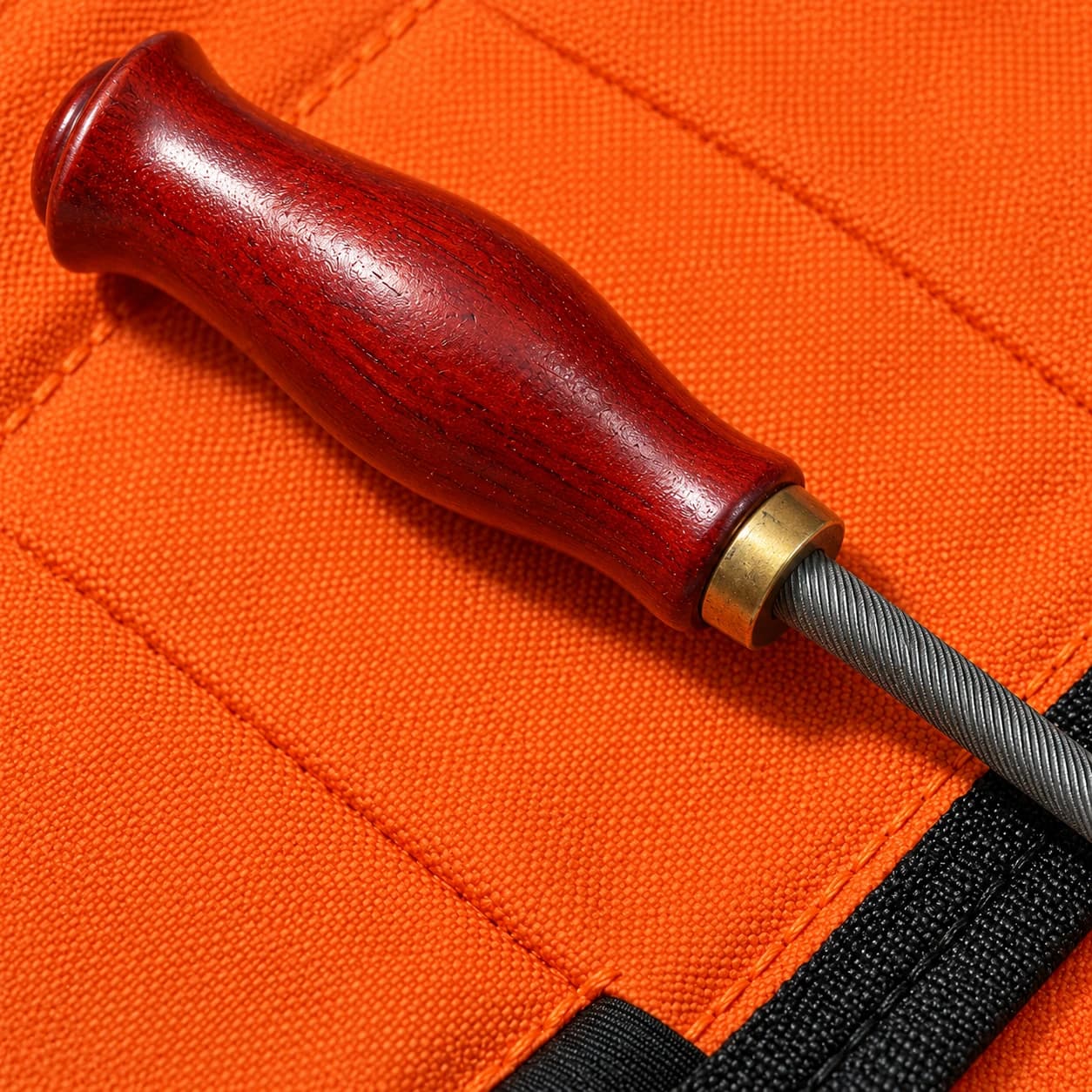 Manche en bois dur, jauge de profondeur orange et nettoyeur de gorge du coffret