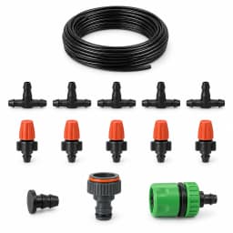 Kit brumisation 5 m au complet, bobine, 5 raccords en T, 5 buses orange et 3 accessoires sur fond blanc