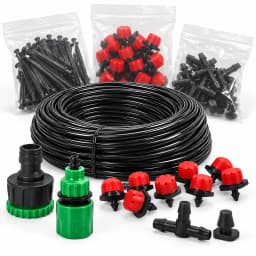 Kit de micro-irrigation et tuyau sur fond blanc