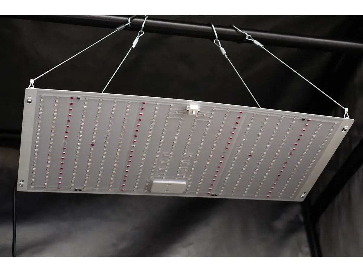 Détail d'une boucle de réglage sur un câble, montrant comment relever ou descendre le panneau