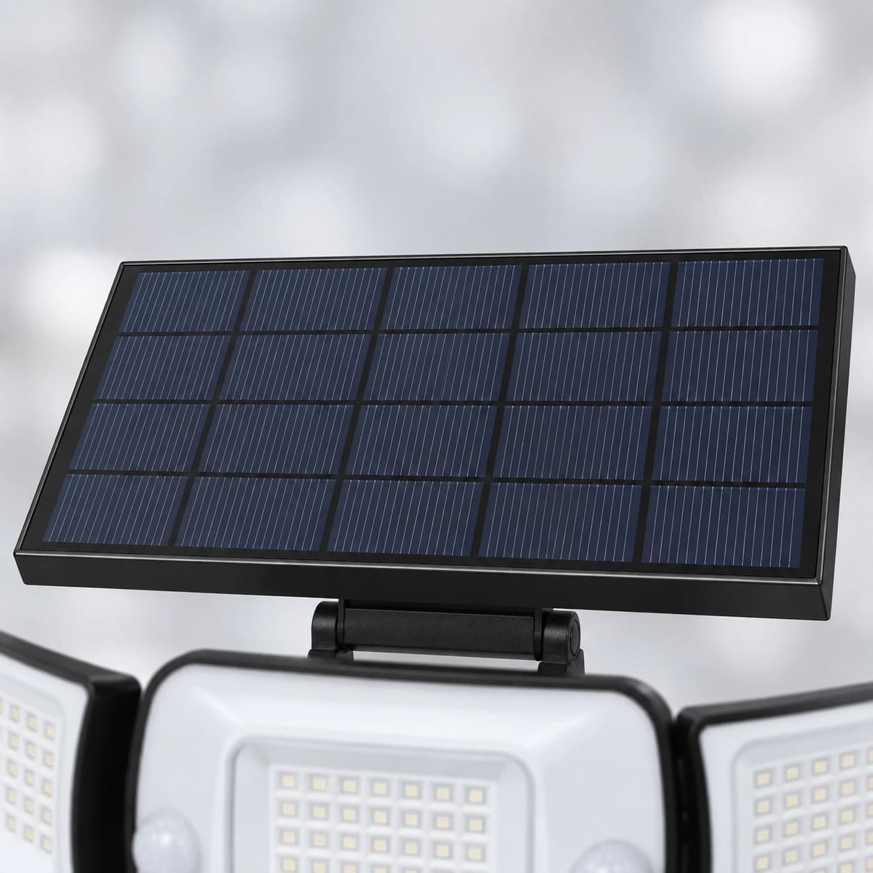 Détail du panneau solaire supérieur incliné et de sa charnière, cellules bleu foncé