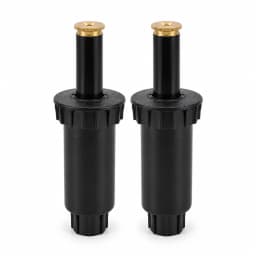 Deux arroseurs escamotables 360 degrés en ABS noir et buse en laiton sur fond blanc