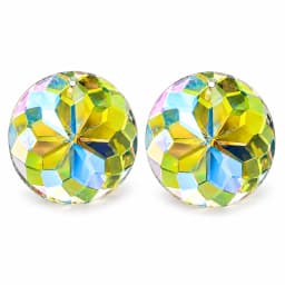 Les deux disques de cristal taillé côte à côte sur fond blanc, le taillage à facettes de chacun bien visible