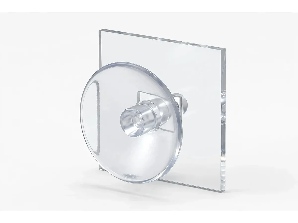 Gros plan d'une ventouse transparente pressée contre un carreau de fenêtre