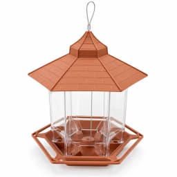 Mangeoire hexagonale sur fond blanc