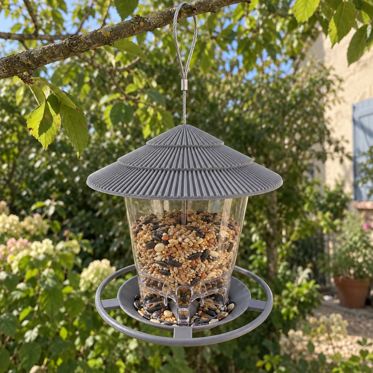 Mangeoire suspendue dans un jardin