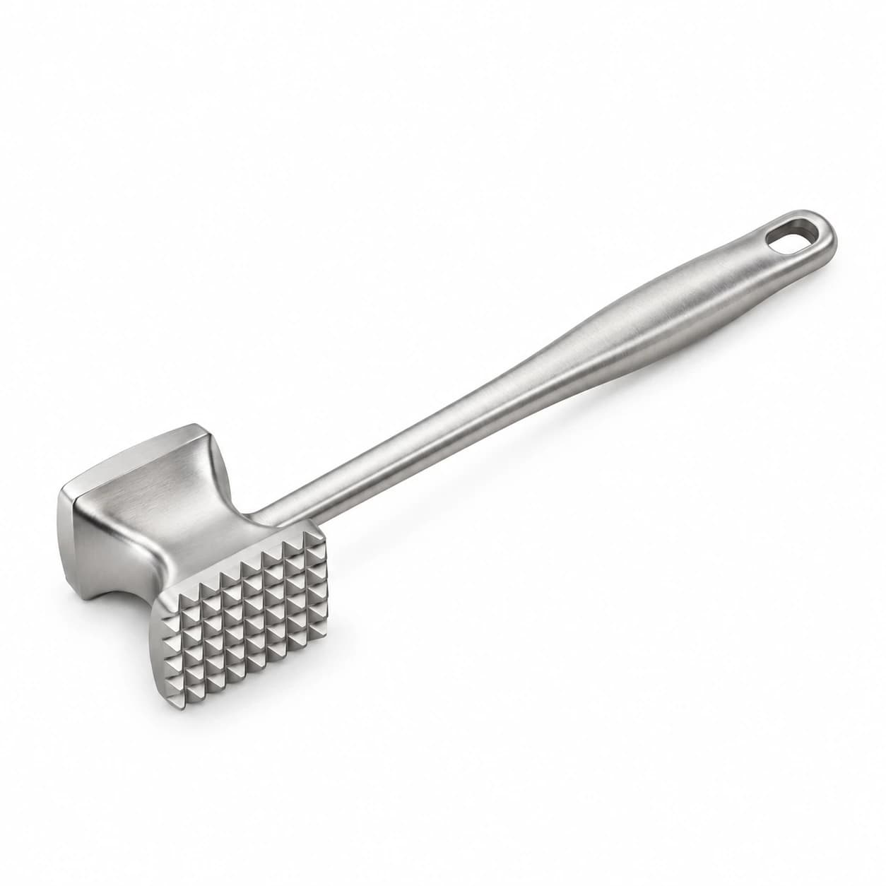 Marteau à viande double face en inox mat posé en diagonale sur fond blanc, grille de picots tournée vers l'objectif
