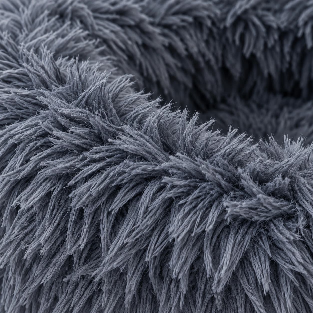 Gros plan sur les longs poils doux du nid rond gris ardoise, tissu bord à bord