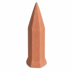 Pique d'arrosage en terre cuite, col ouvert et pointe fine, sur fond blanc
