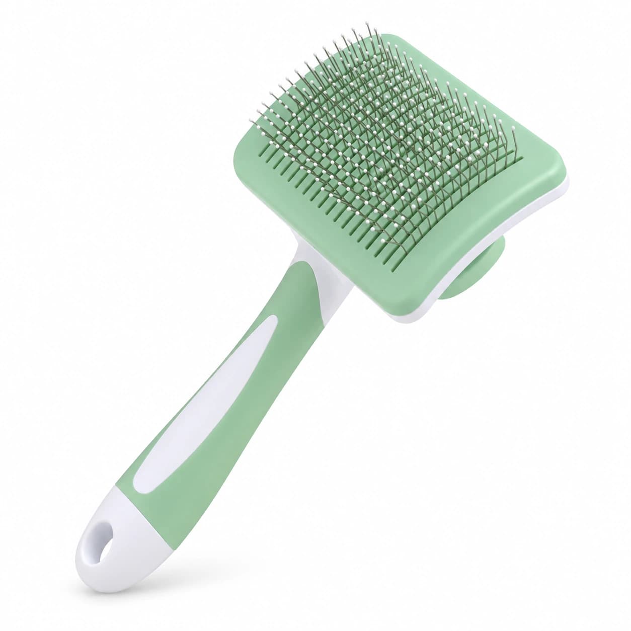 Brosse de toilettage verte à picots rétractables, vue de trois quarts sur fond blanc