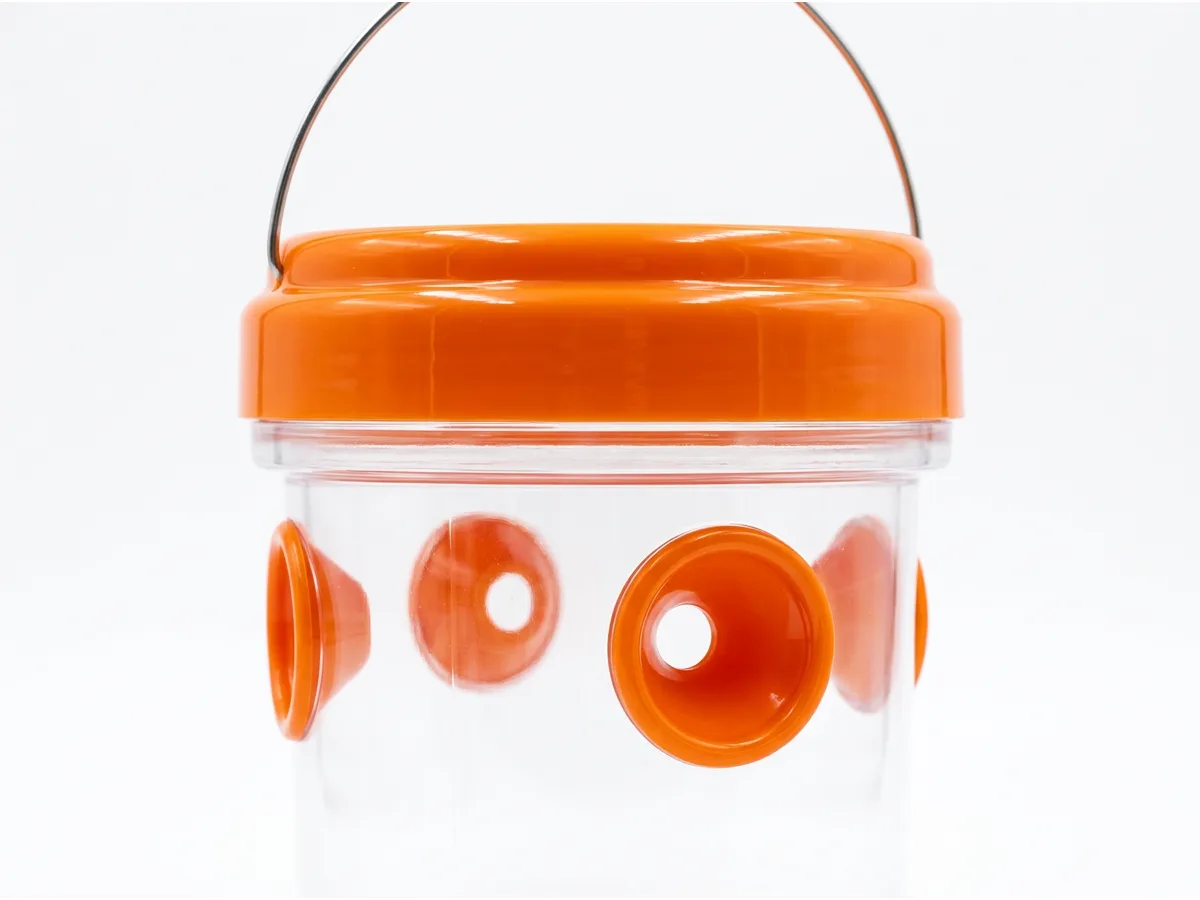 Gros plan du couvercle vissé orange et d'une entrée en entonnoir moulée dans la paroi transparente