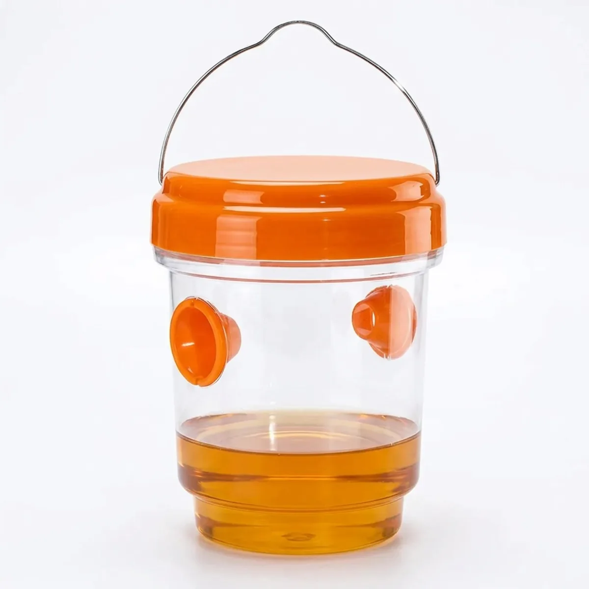 Piège à guêpes à suspendre, corps transparent avec un fond de liquide ambre, couvercle vissé orange et quatre entrées en entonnoir, sur fond blanc