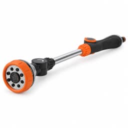 Lance d'arrosage argentée à tête orange et poignée noire sur fond blanc